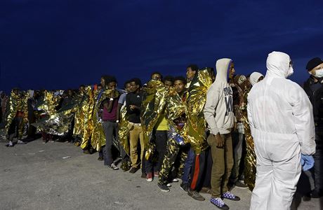 Uprchlíci po vylodní získávají deky pro zateplení