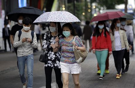 Lid v Soulu nos masky jako prevenci proti nkaze MERS.