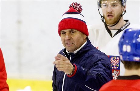Hokejový trenér Vladimír Rika vede trénink národního týmu.