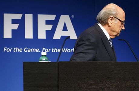 Sepp Blatter oznamuje svou rezignaci na post fa FIFA.