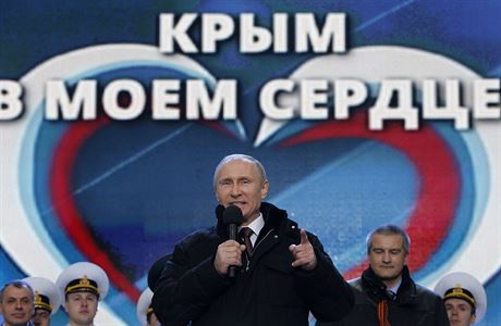 Krym v mém srdci! Vladimir Putin hovoí k davu, který na moskevském Rudém...