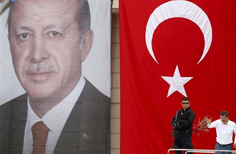 Pravý muslim. Recep Tayyip Erdogan (na obím transparentu) se snaí si naklonit...