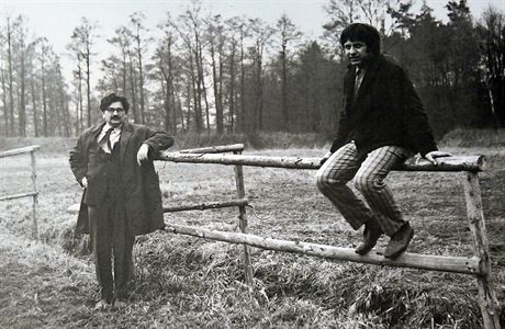 Ludvík Vaculík a Ivan Klíma u Josefa Zemana v Bezejovicích, cca 1970.