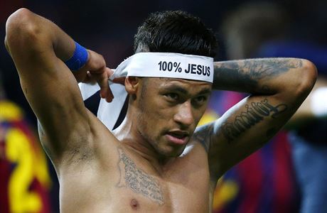 Kdo ví, co tímto nápisem Neymar myslí...