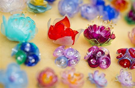 Šperky se vyrábějí z PET lahví nebo i starého bubnu z pračky | Design |  Lidovky.cz