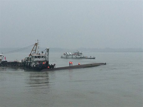Záchranné práce na trupu potopené lodi na ece Jang-c-iang.