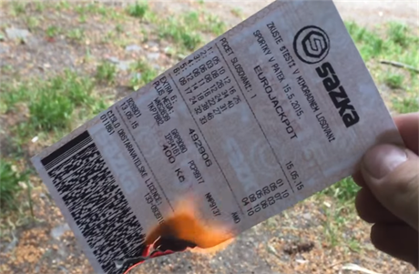 Neznámý muž spálil svůj  výherní ticket, sázenka je však falešná.