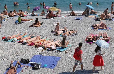 Pláž ve francouzském Nice na konci týdne praská ve švech.