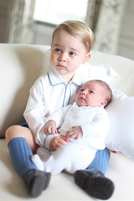 Princ George a princezna Charlotte na prvním oficiálním snímku malé princezny.