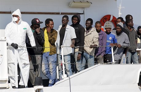 Uprchlíci vyhlíejí sicilský pístav