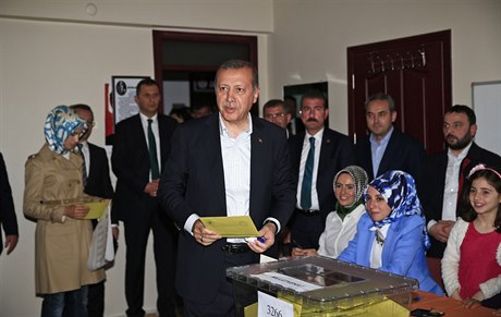 Turecký prezident Erdogan volí v parlamentních volbách