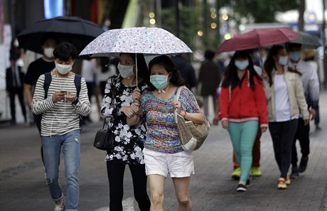 Lidé v Soulu nosí masky jako prevenci proti nákaze MERS.