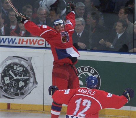 Pavel Patera se raduje z gólu na zlatém mistrovství svta 2001 v Nmecku.