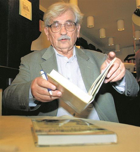 Ludvík Vaculík pi autogramiád v roce 2008.