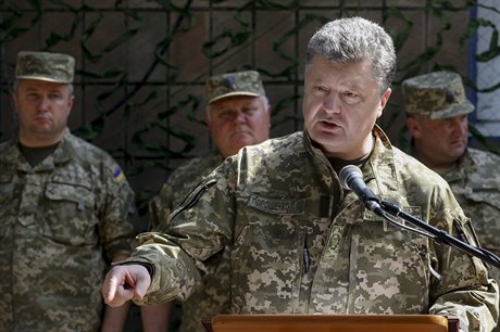 Petro Poroenko promlouvá k dstojníkm ukrajinské armády.