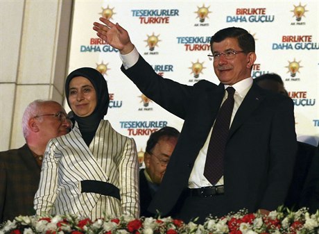 Turecký premiér a lídr strany AKP Ahmet Davutoglu s manelkou Sare zdraví své...