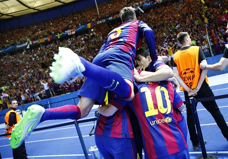 Hrái Barcelony oslavují Suárezv gól do sít Juventusu.