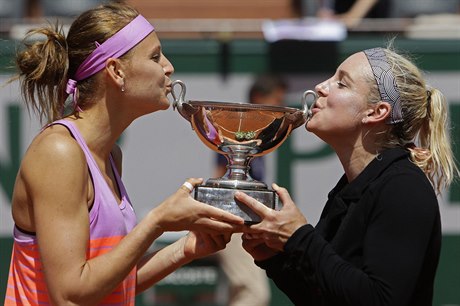 Unikátní bilance. Lucie afáová získala na letoním Roland Garros zlato a stíbro.