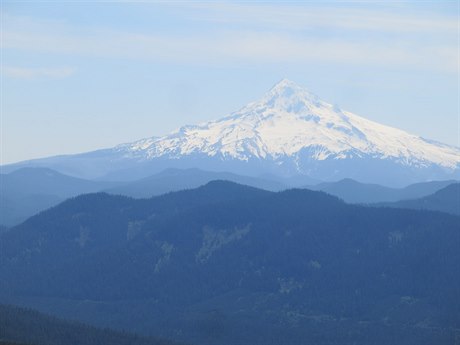 Nejbližší Mount Hood, se 3 423 metry nejvyšší hora státu Oregon.