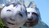 Balónky s tváří Obamy a Merkelové