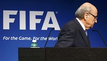 Sepp Blatter oznamuje svou rezignaci na post šéfa FIFA.