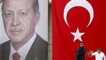 Prav muslim. Recep Tayyip Erdogan (na obm transparentu) se sna si naklonit...