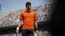 Novak Djokovic před zaplněnými tribunami stadionu Philippa Chatriera.