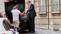 Tak vicepremir Pavel Blobrdek (KDU-SL) dorazil na tern oslavu ministra...