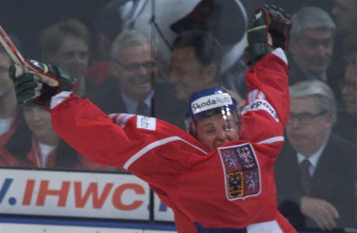 Pavel Patera se raduje z gólu na zlatém mistrovství svta 2001 v Nmecku.