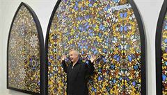 Damien Hirst pózuje se svým triptychem Dvee do království nebeského z roku 2007