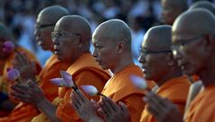 Modlící se mnichové bhem oslav Buddhova narození v Thajsku.