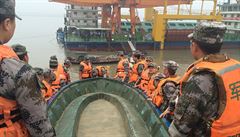 íntí záchranái se pipravují na pátrací akci po peivích z potopené lodi.