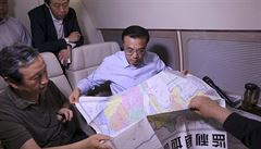 ínský premiér Li Kche-chiang dorazil do tábu záchraná a seznamuje se s...
