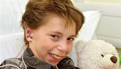 Lékaři chlapci vytvořili chybějící uši z žeber. Konečně tak může nosit sluneční brýle