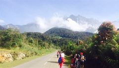 Turisté po zemtesení sestupují z Kinabalu.