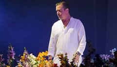 Mike Patton na pódiu mezi kvty