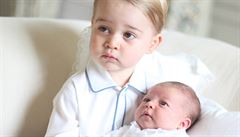Královská rodina zveřejnila první oficiální snímky princezny Charlotte