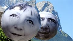 Balónky s tváí Obamy a Merkelové