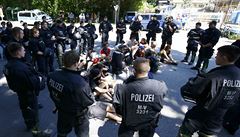 Polcisté dohlíenjí na protest proti summitu G7 v Garmish-Partenkirchenu.