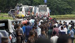 Zástupy bangladéských uprchlík, které úady z Myanmaru vrátily zpt do zem...