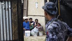Bangladétí uprchlíci, kteí byli nalezeni na moi, ekají v barmském...