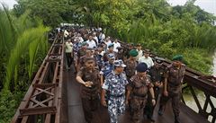 Vojentí pedstavitelé Barmy a Bangladée na spolené hranici, kterou ji brzy...