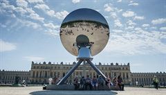 Ve Versailles je také umístno dílo s názvem Sky Mirror (Nebeské zrcadlo, 2001).