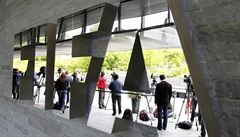 Novinái ekají ped sídlem FIFA.