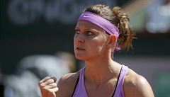 Lucie afáová slaví úspný úder bhem semifinále Roland Garros proti An...