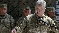 Petro Poroenko promlouvá k dstojníkm ukrajinské armády.