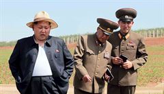 Kim ong-un na inspekci farmy (snímek zveejnný státní agenturou KCNA).