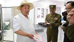 Kim ong-un udílí rady bhem inspekce sirotince ve Wonsanu.