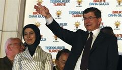 Turecký premiér a lídr strany AKP Ahmet Davutoglu s manelkou Sare zdraví své...