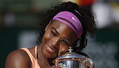 Bhem celého finále se pekeln soustedila, s pohárem pro vítzku ale u Serena...